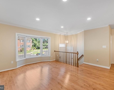 6860 Williamsburg Pond Court - Photo Thumbnail 4