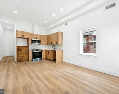 2424 W Thompson Street - Photo Thumbnail 6