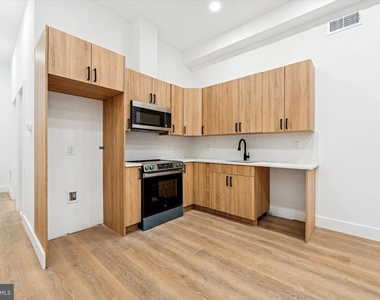 2424 W Thompson Street - Photo Thumbnail 3