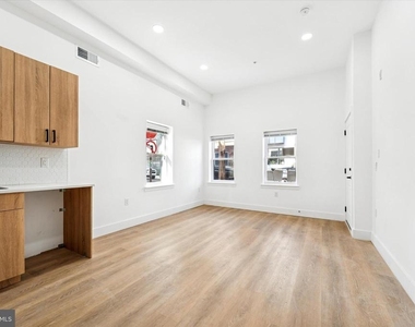 2424 W Thompson Street - Photo Thumbnail 5