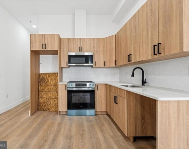 2424 W Thompson Street - Photo Thumbnail 9