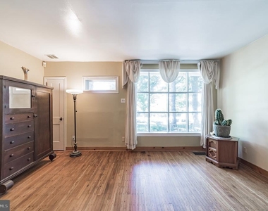 800 E Cathedral Road - Photo Thumbnail 8