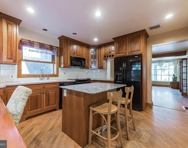 800 E Cathedral Road - Photo Thumbnail 10