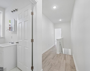 247 W Berkley Street - Photo Thumbnail 4