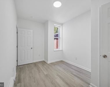 247 W Berkley Street - Photo Thumbnail 12