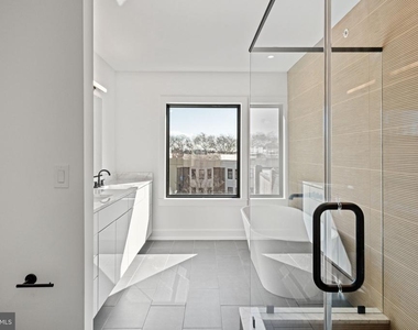 706 Latona Street - Photo Thumbnail 6