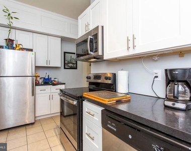 922 S 49th Street - Photo Thumbnail 4