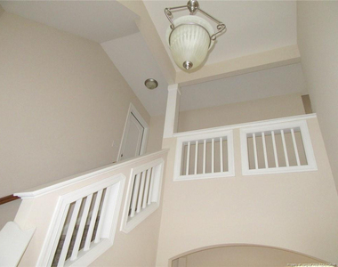 512 Rossendale Drive - Photo Thumbnail 6
