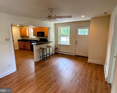 415 N Jackson Street - Photo Thumbnail 3
