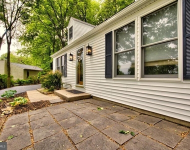 342 Sherry Lane - Photo Thumbnail 9