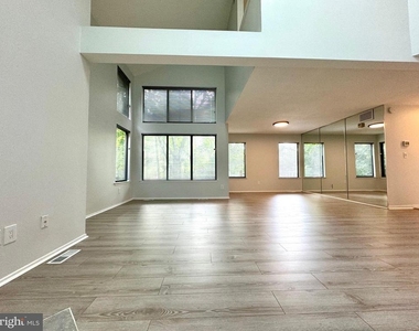 104 Sayre Dr - Photo Thumbnail 4