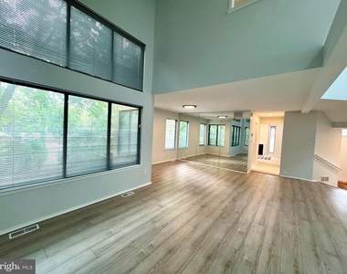 104 Sayre Dr - Photo Thumbnail 7