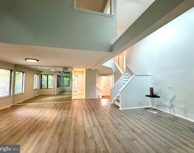 104 Sayre Dr - Photo Thumbnail 6
