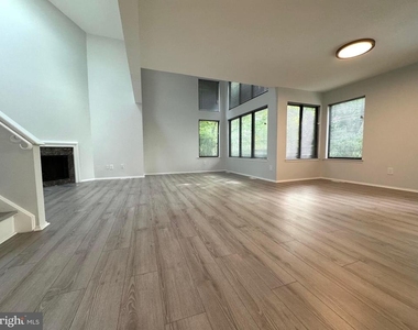 104 Sayre Dr - Photo Thumbnail 8