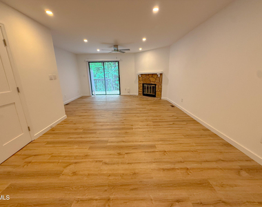 4247 The Oaks Drive - Photo Thumbnail 4