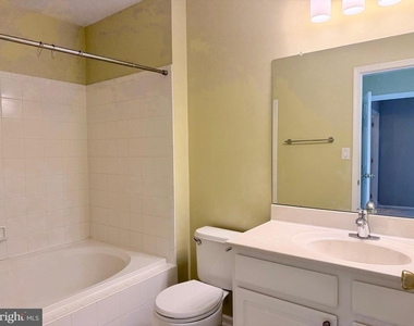 5504 Essex La - Photo Thumbnail 17