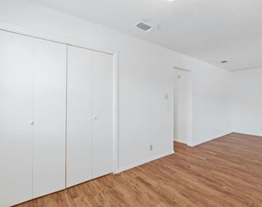 302 Algerita Dr - Photo Thumbnail 9