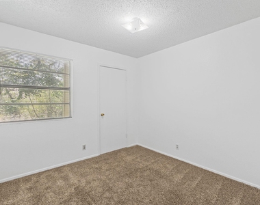 302 Algerita Dr - Photo Thumbnail 20