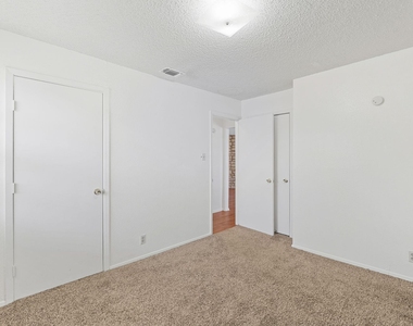 302 Algerita Dr - Photo Thumbnail 18