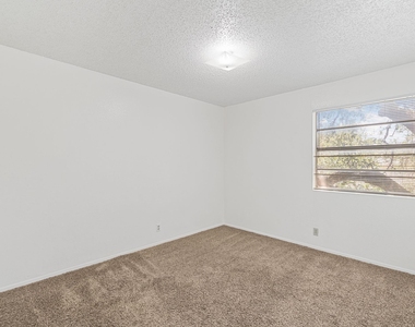 302 Algerita Dr - Photo Thumbnail 16