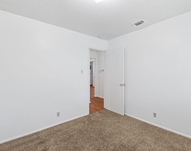 302 Algerita Dr - Photo Thumbnail 22