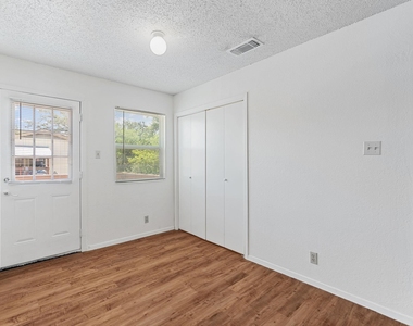 302 Algerita Dr - Photo Thumbnail 8