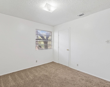 302 Algerita Dr - Photo Thumbnail 17