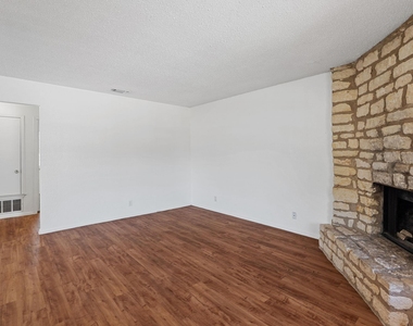 302 Algerita Dr - Photo Thumbnail 3
