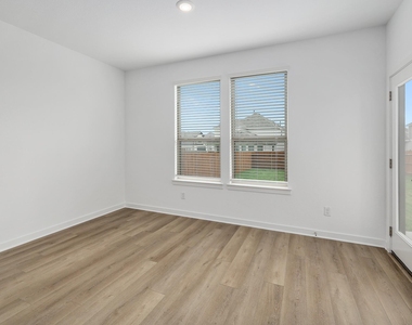 109 Ventura Dr - Photo Thumbnail 5