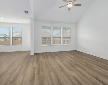 109 Ventura Dr - Photo Thumbnail 4