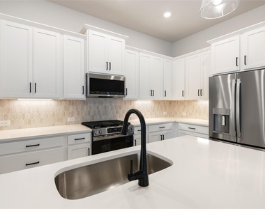 140 Cibolo Creek Loop - Photo Thumbnail 14