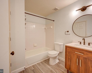 8905 Stone Creek Place - Photo Thumbnail 14
