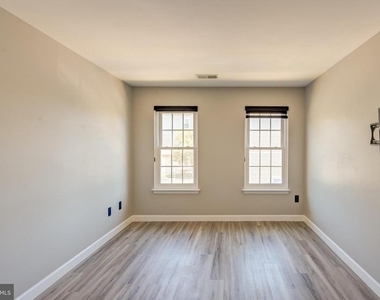 8905 Stone Creek Place - Photo Thumbnail 17