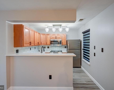 8905 Stone Creek Place - Photo Thumbnail 7