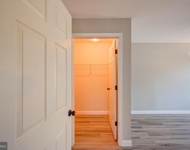 8905 Stone Creek Place - Photo Thumbnail 26