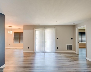 8905 Stone Creek Place - Photo Thumbnail 3