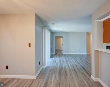 8905 Stone Creek Place - Photo Thumbnail 5