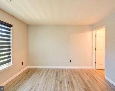 8905 Stone Creek Place - Photo Thumbnail 16