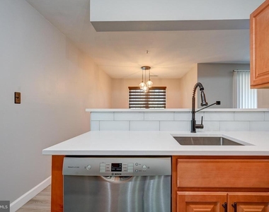 8905 Stone Creek Place - Photo Thumbnail 10