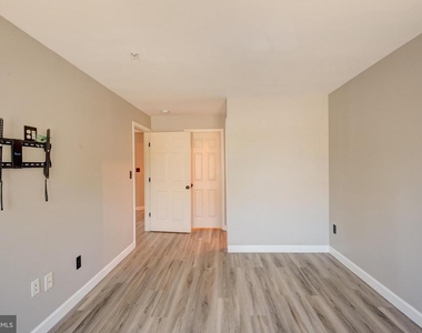 8905 Stone Creek Place - Photo Thumbnail 18