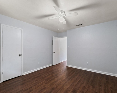 2011 E Stassney Ln - Photo Thumbnail 14