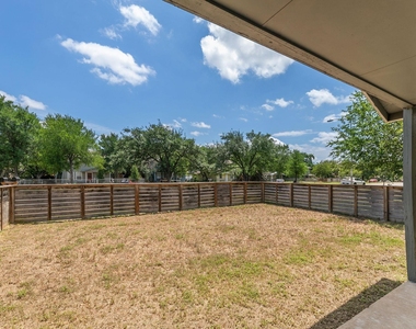 2011 E Stassney Ln - Photo Thumbnail 16