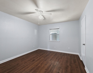 2011 E Stassney Ln - Photo Thumbnail 13