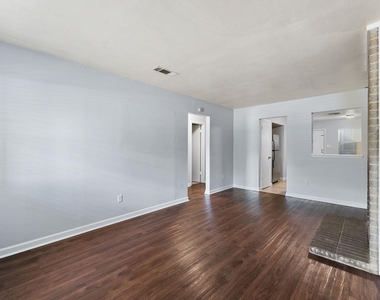 2011 E Stassney Ln - Photo Thumbnail 8