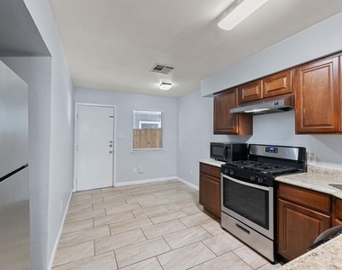 2011 E Stassney Ln - Photo Thumbnail 4