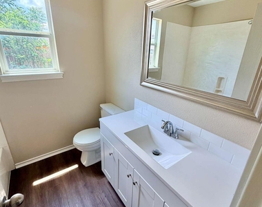 3403 Wickham Ln - Photo Thumbnail 11