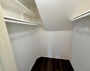 3403 Wickham Ln - Photo Thumbnail 10