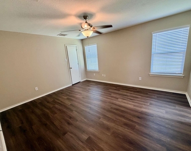 3403 Wickham Ln - Photo Thumbnail 8
