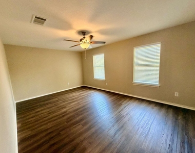 3403 Wickham Ln - Photo Thumbnail 15