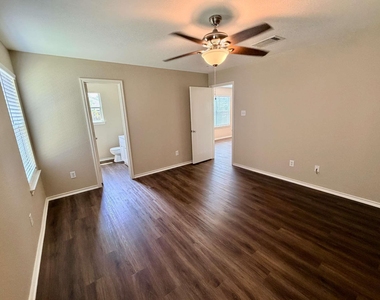 3403 Wickham Ln - Photo Thumbnail 9